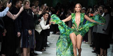 jennifer lopez con il vestito di versace|jennifer lopez versace 2020.